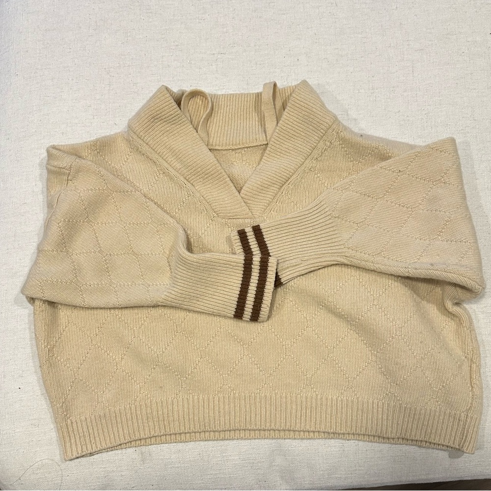 V neck/ off shoulder sweater cream